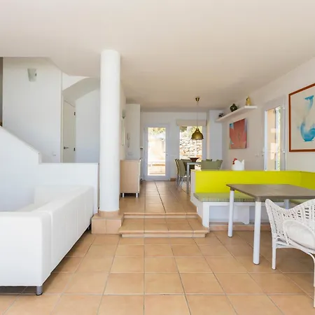 Family Beachfront With Private Pool カレリャ・デ・パラフルジェリ