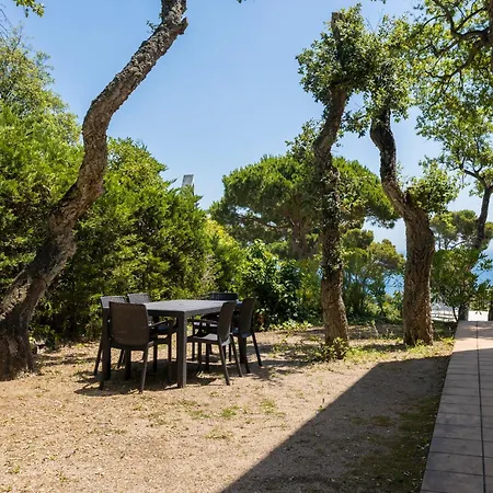 Family Beachfront With Private Pool カレリャ・デ・パラフルジェリ