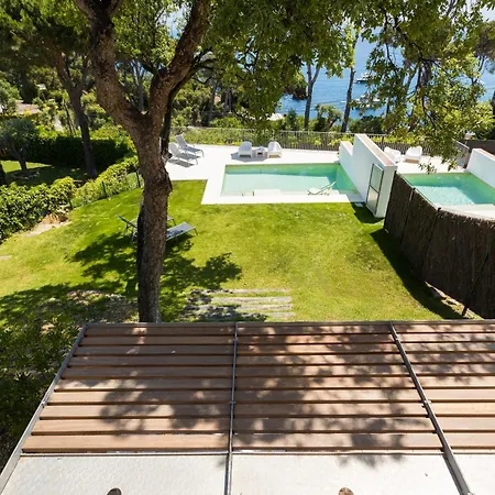 Family Beachfront With Private Pool カレリャ・デ・パラフルジェリ